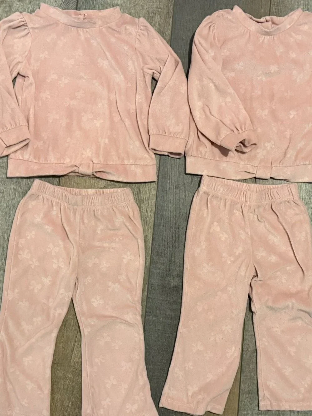 Lot of Two Twin Girl Pink Bow Outfits 18m - Picture 1 of 4